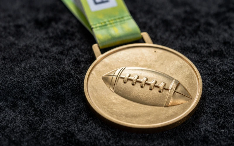 Goldene VIP-Medaille auf dunklem Samt mit Fu&szlig;ballmuster unter Spotlicht bei Golisimo Casino