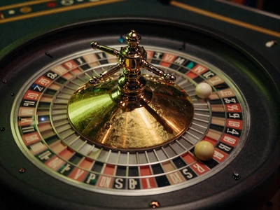 Drehendes Roulette-Rad unter dramatischer Flutlicht-Beleuchtung