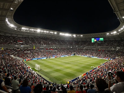 Volles Fu&szlig;ballstadion unter Flutlichtern bei Golisimo Sportwetten